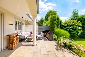 Exklusive Doppelhaushälfte in Allach – Design, Garten & A+ Effizienz