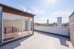 Altbaucharme trifft auf Moderne - Weitläufige Dachgeschosswohnung mit besonderem Blick über München 