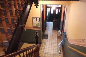 [] im herzen von schleußig [] gut vemietete 2-raum im 1.og [] parkett [] balkon [] wanne [] aufzug [