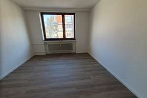 In Bremerhaven Mitte: Renovierte 3 Zimmer mit Balkon – An der Allee 41, 27568 Mitte, Bremerhaven – Vorschaubild 2