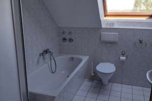 Attraktive 2,5-Zimmer-Dachgeschosswohnung Loggia plus Balkon, TG-Stellplatz, frei, ohne Provision – Zum Schmiedeberg 4, 1156 Gompitz, Dresden – Vorschaubild 10