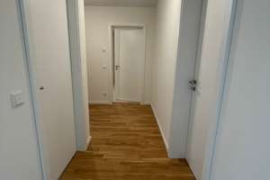KfW 40-Neubau-Wohnung mit EBK, Süd-Balkon, Echtholzparkett, Fahrstuhl, Tiefgarage – Berringerstraße 36, 18146 Dierkow-Neu, Rostock – Vorschaubild 14
