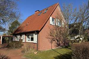 Charmantes Einfamilienhaus mit großem Grundstück und zusätzlichem Bauplatz! – Die vollständige Adresse der Immobilie erhältst du vom Anbieter., 24576 Bad Bramstedt – Vorschaubild 1