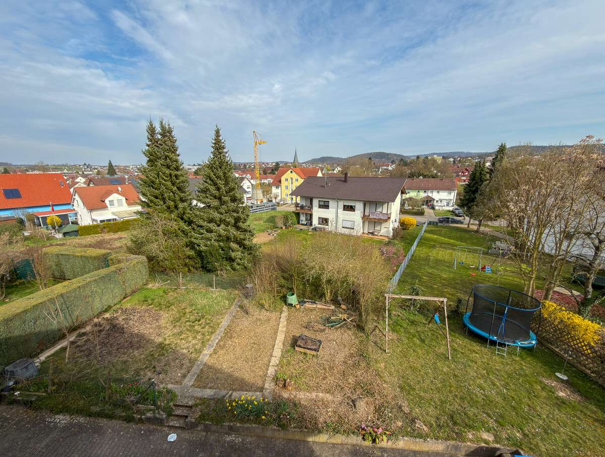 Charmante 2-Zimmer-DG-Wohnung mit Balkon, 8 m langer Garage & Gestaltungspotenzial, Karlsruhe Kreis – Bild 4