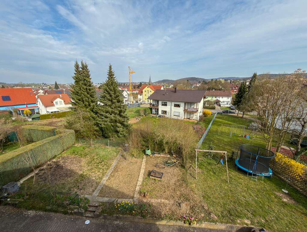 Immobilie in Oberderdingen - Charmante 2-Zimmer-DG-Wohnung mit Balkon, 8 m langer Garage & Gestaltungspotenzial - Bild 3