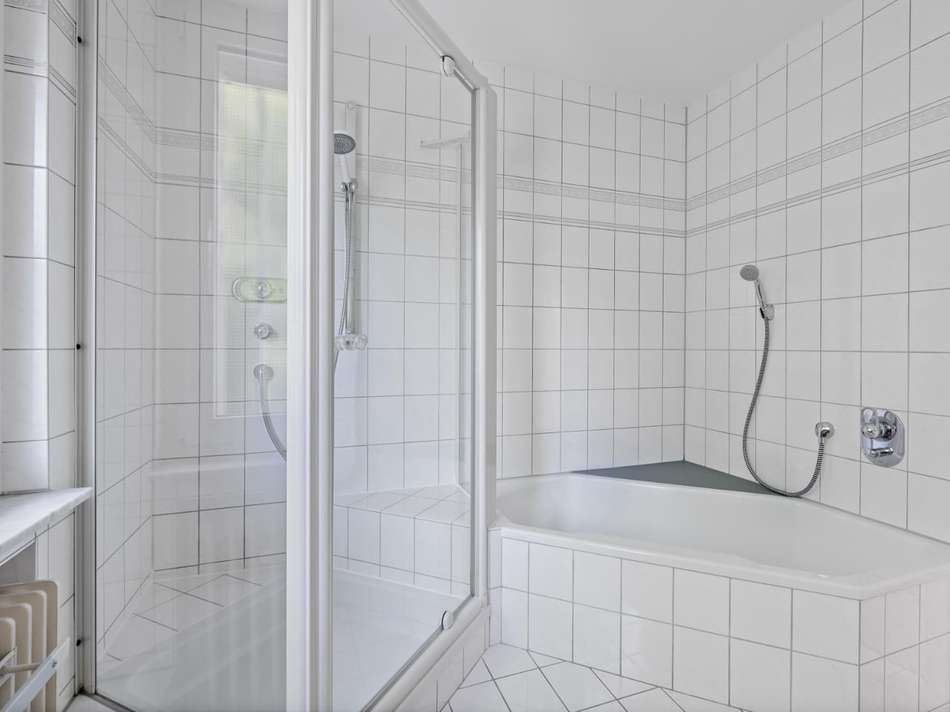 Badezimmer mit BW und Dusche