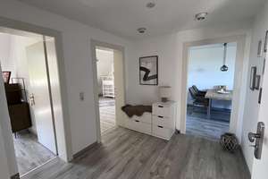 Schöne möbelierte und renovierte 3-Zimmer-Dachgeschosswohnung in Top Lage