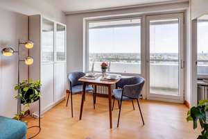 Komplett renoviertes möbliertes helles Apartment mit Loggia, Panoramablick & Pool zur Mitbenutzung – Drygalski-Allee 118, 81477 Solln, München – Vorschaubild 2