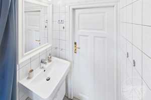 Stilvoll & bezugsfrei: Altbau 2-Zi mit Balkon & Lift im Gleimviertel – Berlin – Vorschaubild 4
