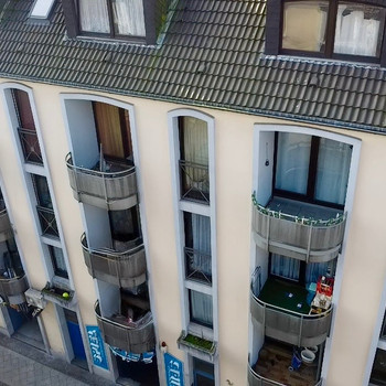 Entwicklungspotenzial 📉 Attraktives Wohn- und Geschäftshaus mit Balkone 14 TG-Stellplätze!