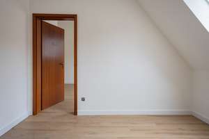 Frisch renovierte 4-Zimmer-Dachgeschosswohnung (69 m²) in Uerdingens Fußgängerzone – Die vollständige Adresse der Immobilie erhältst du vom Anbieter., 47829 Uerdingen, Krefeld – Vorschaubild 8