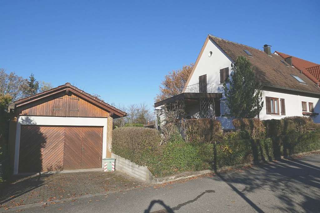 Immobilie in Urbach - URBACH- DHH MIT CHARME IN SONNIGER LAGE, GROßE GARAGE U. GRUNDSTÜCK MIT PERSPEKTIVE - Bild 0