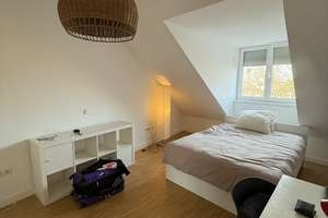 Möblierte 2-Zimmer-Dachgeschosswohnung in München-Schwabing – befristete Untervermietung