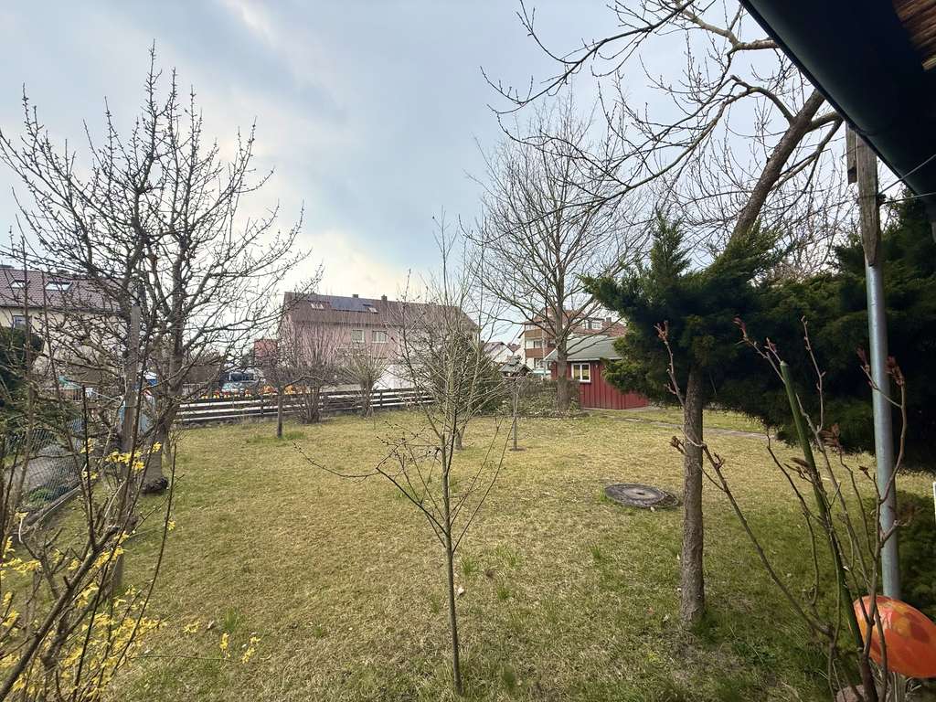 Immobilie in Roth - Gepflegte Doppelhaushälfte aufgeteilt in 2 Dreizimmerwohnung & 2 Garagen - Bild 3