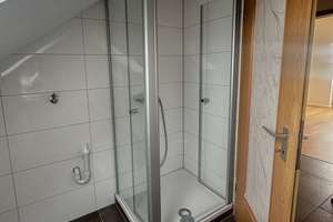 Lichtdurchflutete 3-Zimmer-Dachgeschosswohnung in gepflegtem Zustand – Die vollständige Adresse der Immobilie erhältst du vom Anbieter., 90427 Großgründlach, Nürnberg – Vorschaubild 5