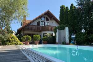 Lichtdurchflutetes 6-Zimmer-Haus mit Kamin, Balkon & Terrasse, Garten mit Pool und zwei Garagen – Die vollständige Adresse der Immobilie erhältst du vom Anbieter., 7318 Saalfeld/Saale – Vorschaubild 3