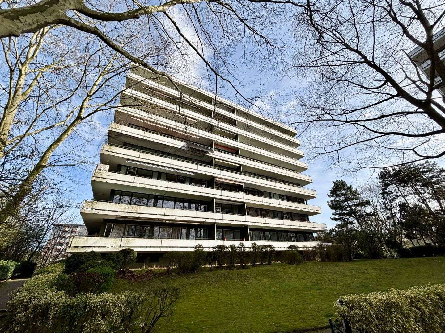 Renovierungsbedürftige Wohnung im 6. Stock mit tollem Weitblick in Düsseldorf-Lörick, Düsseldorf – Bild 3