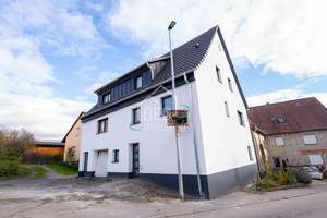 Wohnhaus mit Garage und zwei separaten Wohnungen in guter Lage – Die vollständige Adresse der Immobilie erhältst du vom Anbieter., 74405 Gaildorf – Vorschaubild 1