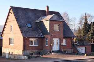 Gepflegtes Zweifamilienhaus in Rolfshagen – Die vollständige Adresse der Immobilie erhältst du vom Anbieter., 31749 Auetal – Vorschaubild 1