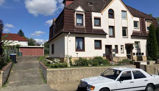 Bild von Solides Mehrfamilienhaus (linke DHH) mit Garten, Garagen & Entwicklungspotenzial