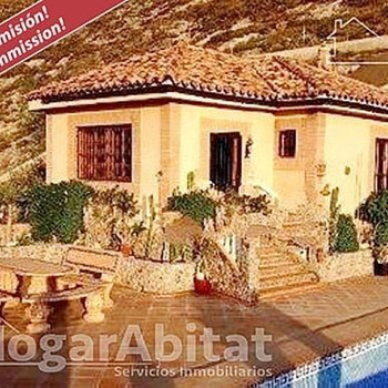 SPEKTAKULÄRE VILLA MIT POOL, GARAGE UND 2 TERRASSEN