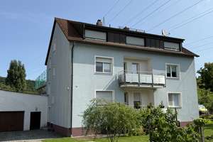 Gepflegtes Dreifamilienhaus mit 2 Garagen und großem Grundstück in  Regensburg Schwabelweis