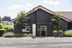 Moderner, sanierter 70's Bungalow mit Weitblick, aufwendig angelegtem Süd-Garten & Designer-Küche – Hochtaunuskreis – Vorschaubild 1