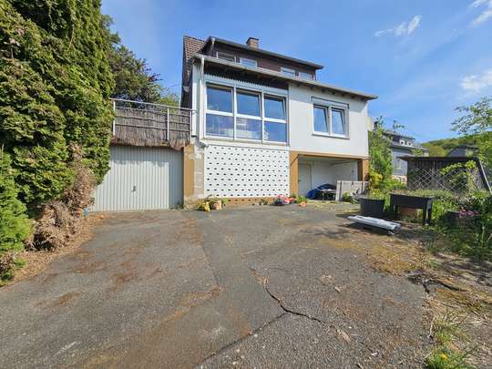 Gemütliches Einfamilienhaus in sonniger Lage mit großer Terrasse, XL-Garage und schönem Fernblick