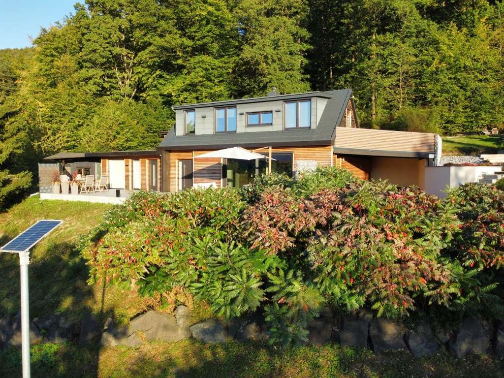 Immobilie in Eschenburg - Designerhaus mit Einliegerwohnung, großem Grundstück und Panoramablick - Bild 2