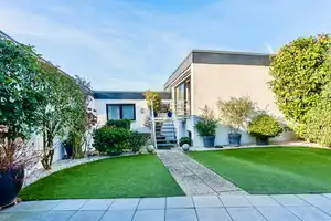 KÖLN-WEIDEN * Topp gepflegter Atrium-Bungalow mit versetzten Ebenen * Garage * 2 Bäder – Köln – Vorschaubild 1