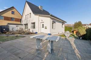 Modernisiertes Einfamilienhaus in Hanglage mit Garten, Garage und großen Terrassen