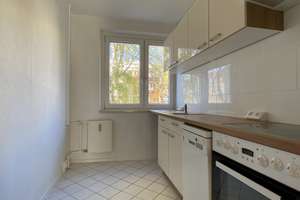 Ruhig und im Grünen gelegene 3-Zimmer-Whg. mit EBK u. Balkon
