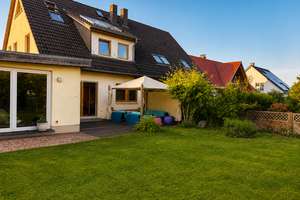 2 getrennte WE im DHH mit Anbau - Feldrandlage mit 7 Z., Kamin, 3 Bädern, Südterrasse, EBK, Carport