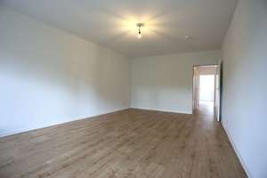 VOLLSTÄNDIG RENOVIERTE 3 ZIMMER WOHNUNG IN VENNHAUSEN MIT GROßEM BALKON UND NEUEM LAMINAT – Vennhauser Allee 186, 40627 Vennhausen, Düsseldorf – Vorschaubild 4