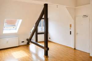 DENKMALTRAUM IM DACHGESCHOSS | Gemütliche 2-Raum-Wohnung mit Balkon in städtischer Lage