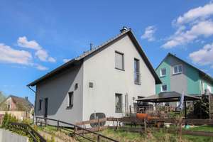 !!!SOFORT FREI!!! Tolles Einfamilienhaus mit eigener Lüftungsanlage, Solar und Garage – Die vollständige Adresse der Immobilie erhältst du vom Anbieter., 1855 Sebnitz – Vorschaubild 1