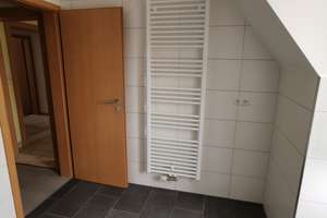 stilvolle 2-Zimmer-DG-Wohnung mit Einbauküche in Augsburg – Jakoberstraße 1, 86152 Jakobervorstadt-Nord, Augsburg – Vorschaubild 6
