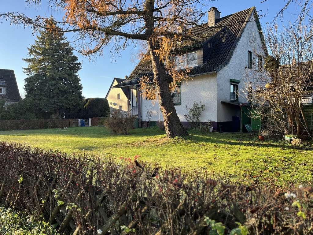 Immobilie in Königslutter am Elm - Sanierungsbedürftiges Haus mit großem Grundstück in Königslutter - Bild 0