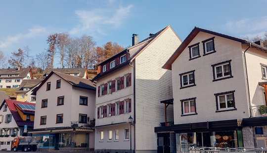 Bild von Wohn-/Geschäftshaus, Garagen und Außenstellplätze