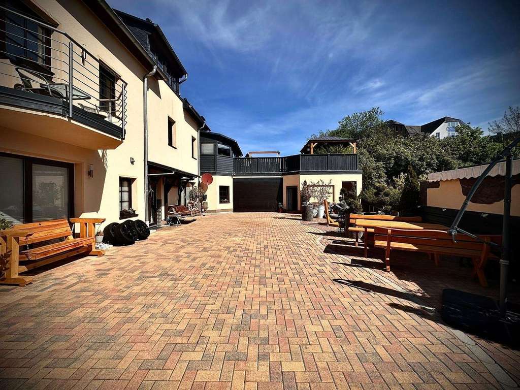 Immobilie in Brand-Erbisdorf - Ein Zuhause mit Komfort: Fußbodenheizung, Klimaanlage und Pool - Bild 0