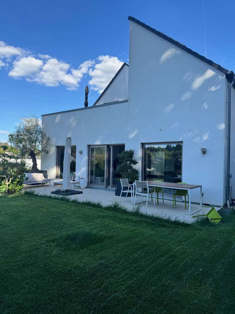 Geräumiges, neuwertiges 8-Raum-Einfamilienhaus mit lux. Innenausstattung in Bad Soden am Taunus