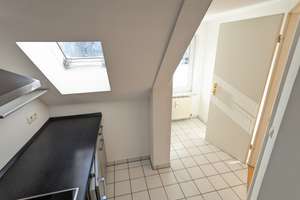 Geschmackvolle DG-Maisonette-Wohnung,offene Galerie mit 2 Zimmern, Balkon und EBK in MÜ-Nymphenburg – Die vollständige Adresse der Immobilie erhältst du vom Anbieter., 80639 Nymphenburg, München – Vorschaubild 7