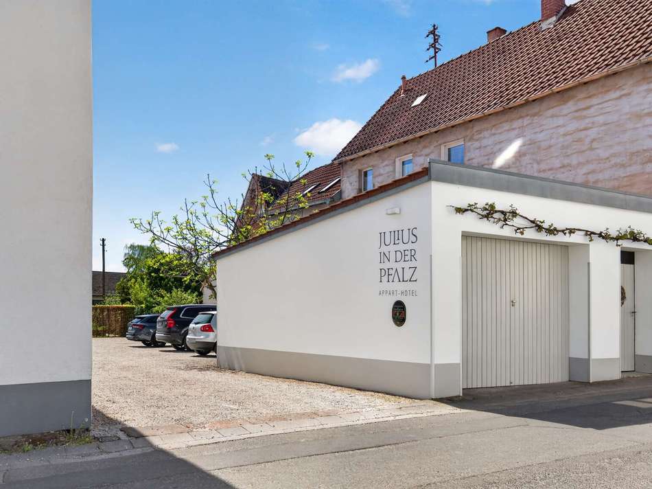 Garage und Stellplätze