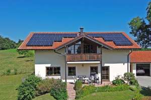 Ruhig gelegenes EFH mit Doppelgarage, Carport, Wärmepumpe & Weitblick am Tachinger See – Kirchfeldstraße 7, 83373 Taching am See – Vorschaubild 1