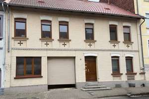 Vielseitiges Mehrfamilienhaus mit Hinterhaus und Entwicklungspotenzial – Die vollständige Adresse der Immobilie erhältst du vom Anbieter., 38364 Schöningen – Vorschaubild 1
