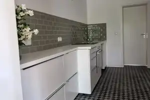 Ansprechende 2-Zimmer-EG-Wohnung mit gehobener Innenausstattung mit Einbauküche in Magdeburg – bodestraße m 22, 39118 Magdeburg – Vorschaubild 1