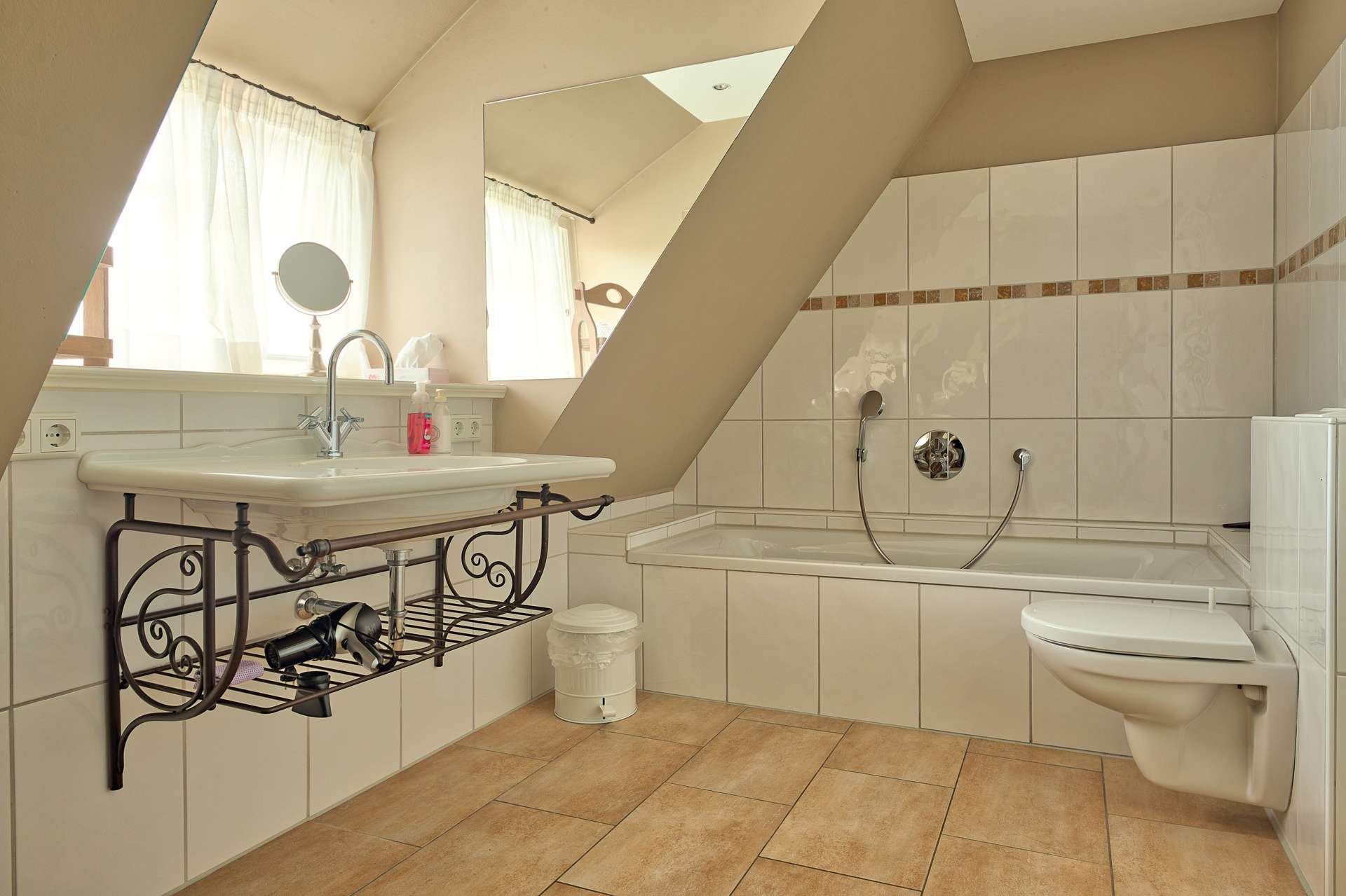 Immobilie in Wrixum - Ein Kapitänshaus unter Reet – klassisch geprägt, modern gestaltet - Bild 7