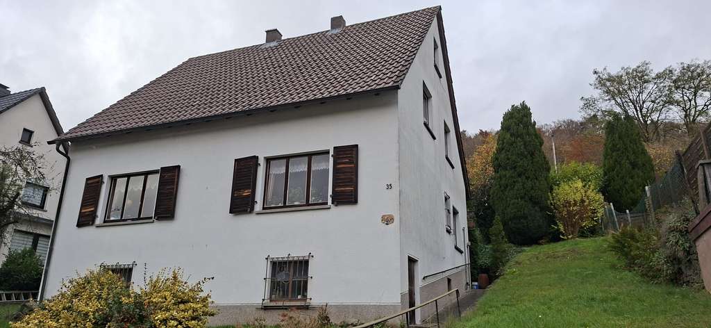 Immobilie in Biedenkopf - Einfamilienhaus in guter Lage im reinen Wohngebiet von Biedenkopf - stark Renovierungsbedürftig - Bild 1