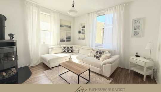 Bild von Platz für drei und Laptop