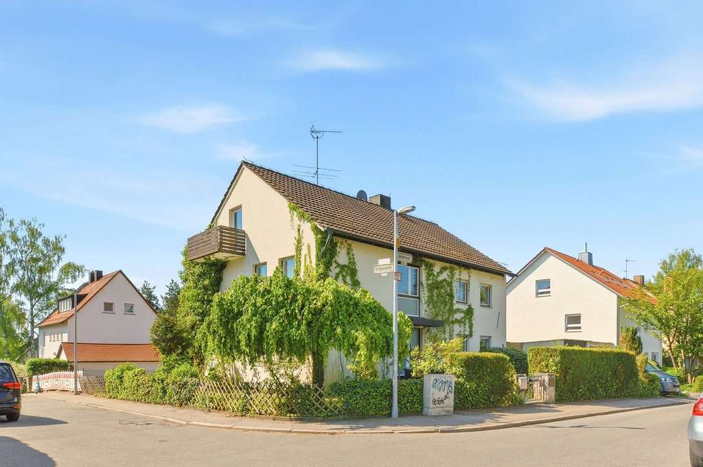 Immobilie in Böblingen - 3-Familienhaus in Böblingen – 414 m² Grundstück, drei Wohneinheiten, gefragte Lage - Bild 0